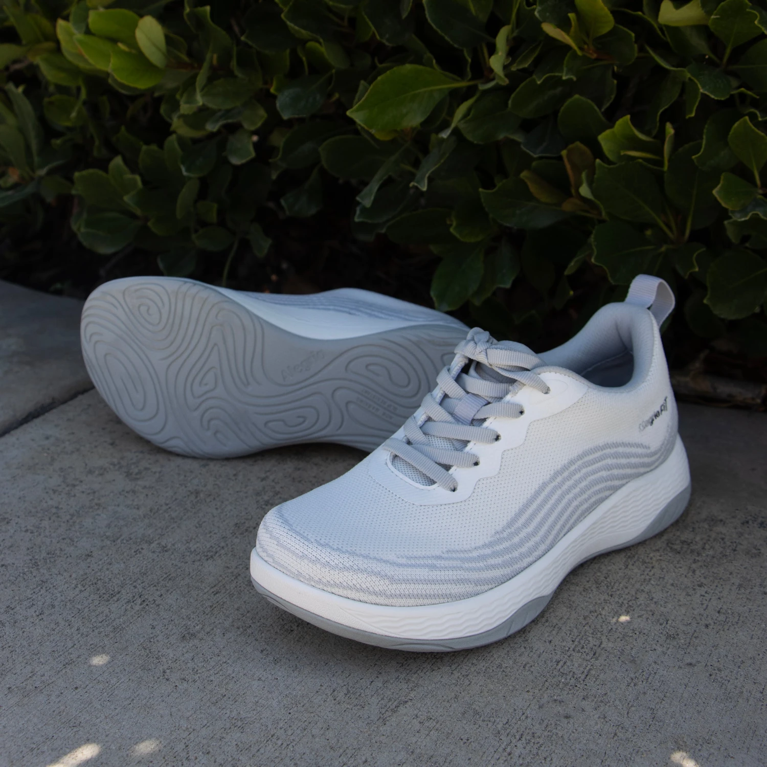 In8 White Shoe 2 In8 White Shoe - Image 2